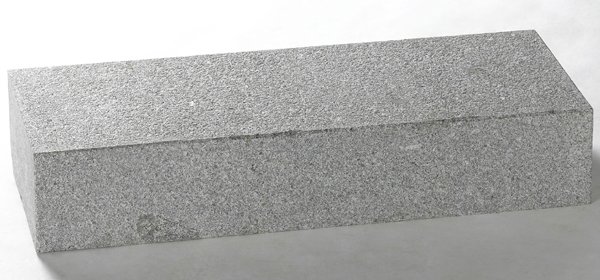 Bloc de bordure en granit gris, finition flammée