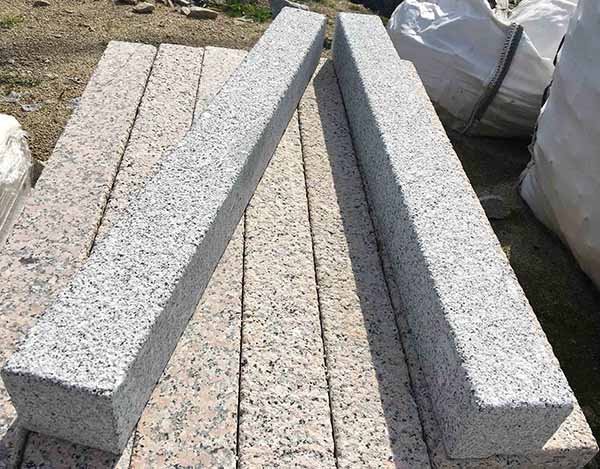 Bordure granit finition bouchardée