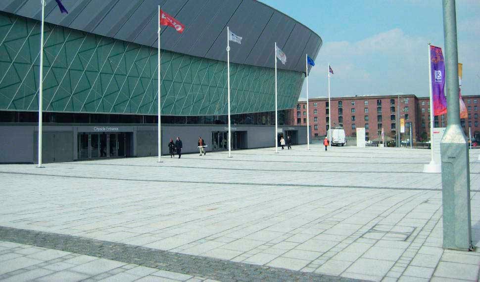Esplanade en dalles de granit devant un bâtiment