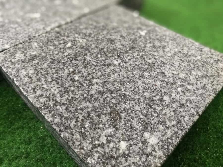 Dalle granit gris moucheté poivre et sel