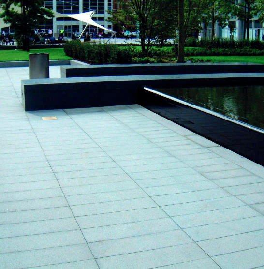 Place publique en dalles de granit