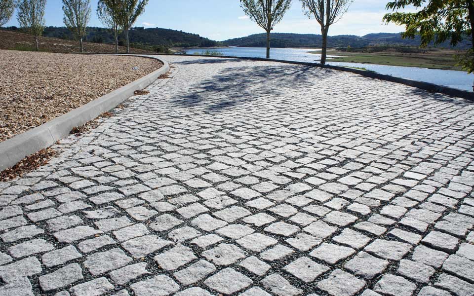 Bordure granit le long d'un chemin au bord d'un lac