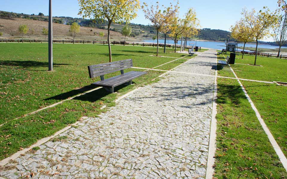 Fußweg aus Granitpflaster in einem Park