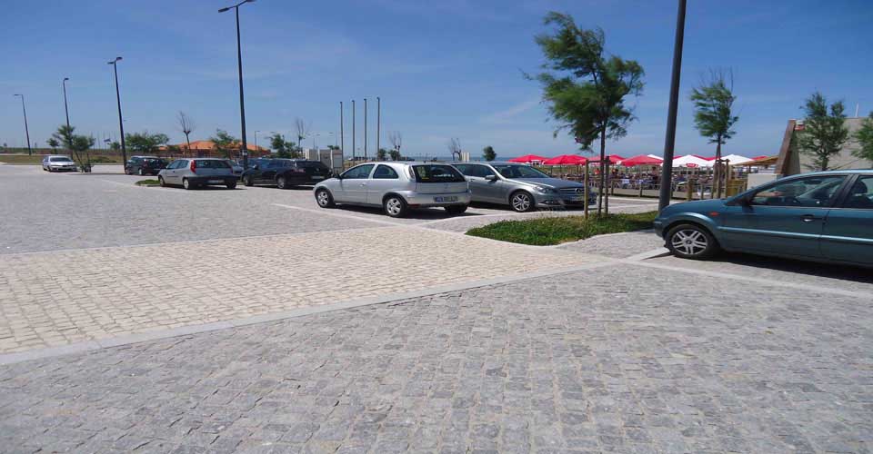 Granitpflaster für einen Parkplatz am Meer