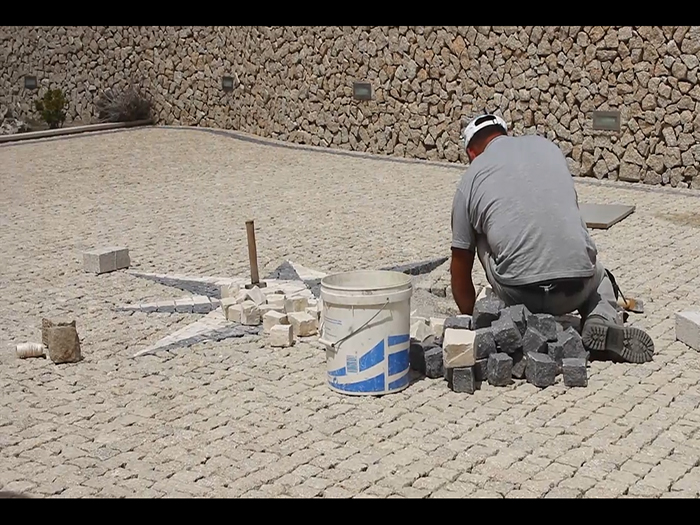 Verlegung von Granitpflaster als Rosette auf einem Platz