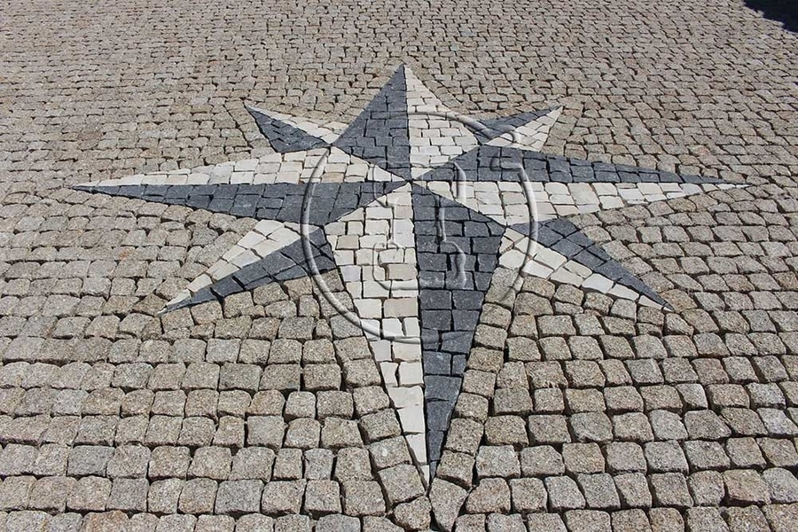 Rosette aus Granitpflaster auf einem Platz, Sternmuster
